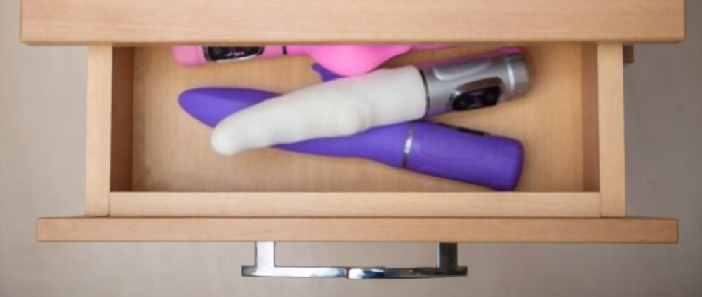 Consolo, pinto de burracha e sextoys para ajudar no sexo oral na mulher